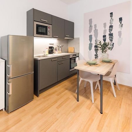 7 Nights Apartments Dominikanske N. Бърно Екстериор снимка