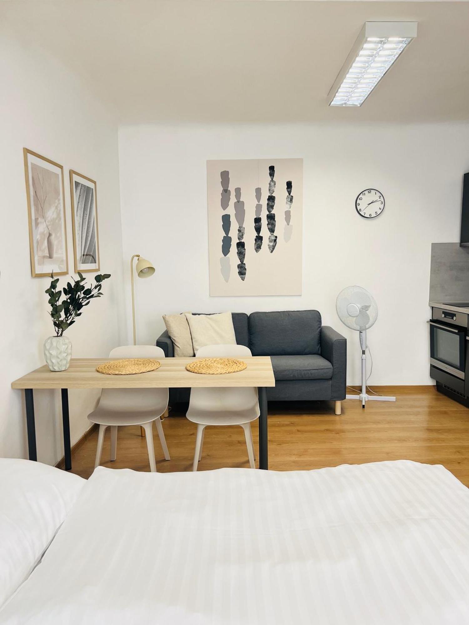 7 Nights Apartments Dominikanske N. Бърно Екстериор снимка