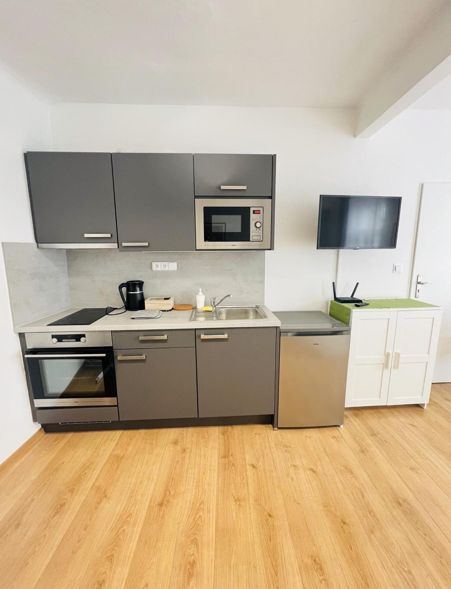 7 Nights Apartments Dominikanske N. Бърно Екстериор снимка