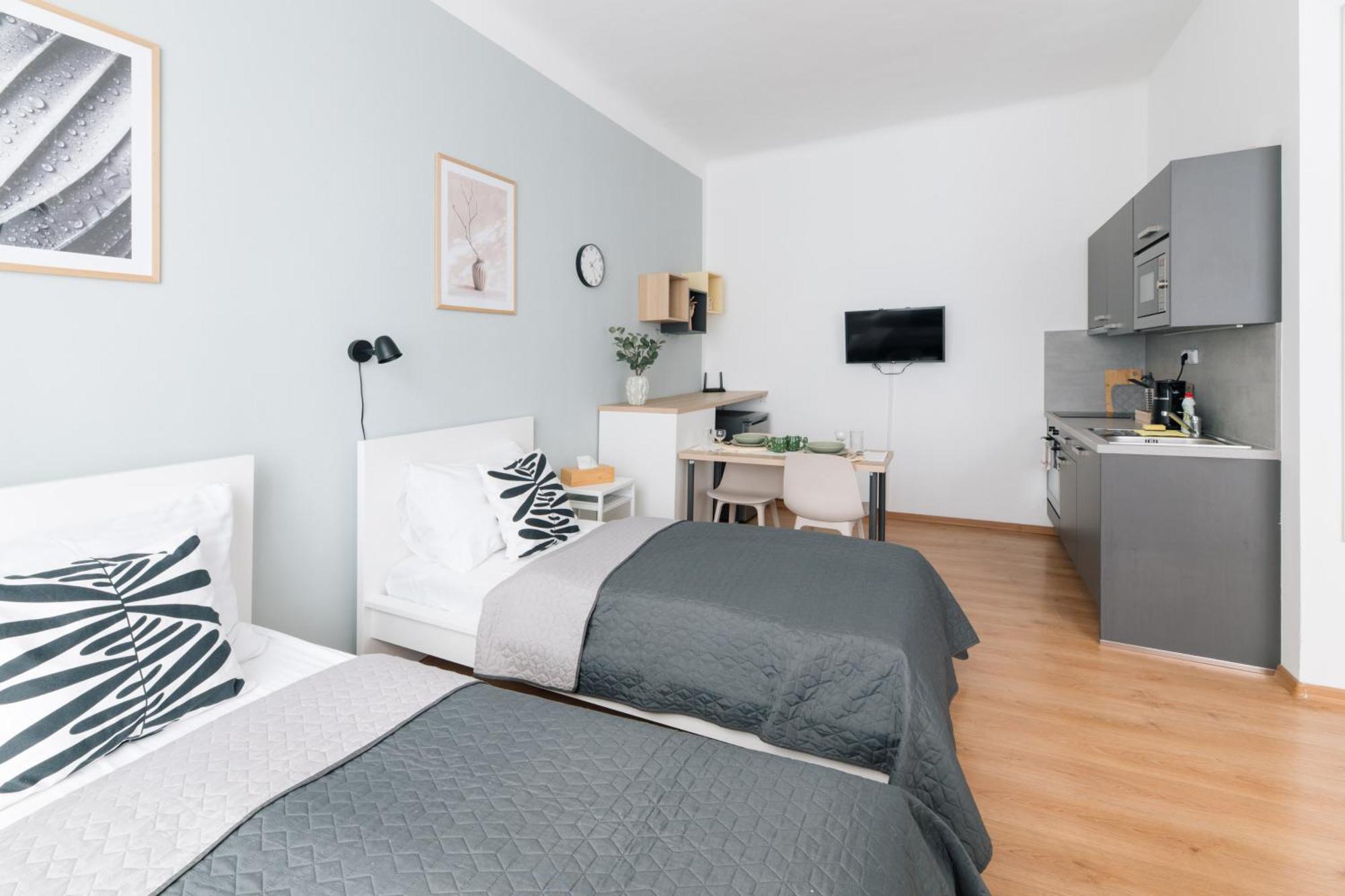 7 Nights Apartments Dominikanske N. Бърно Екстериор снимка