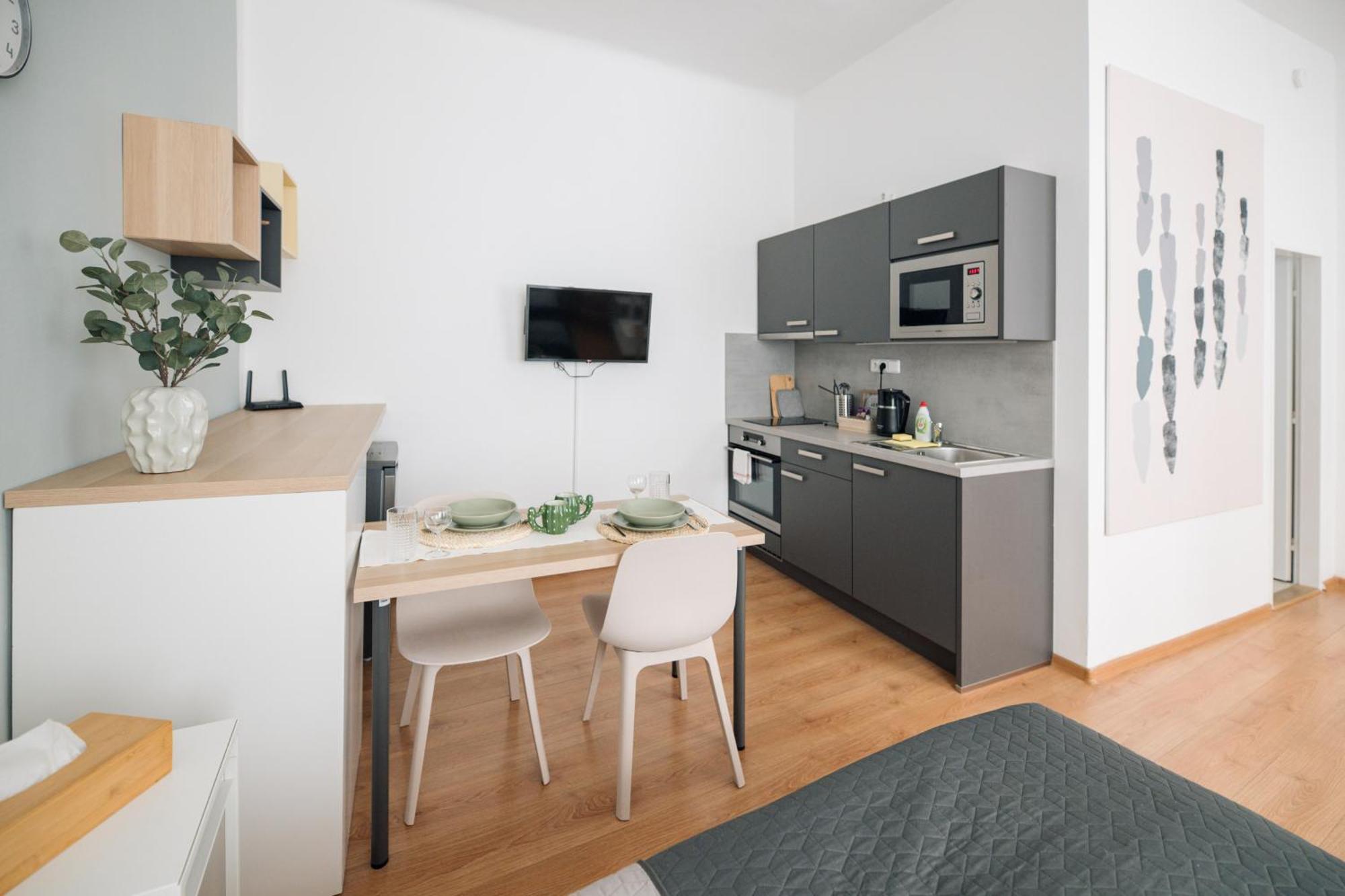 7 Nights Apartments Dominikanske N. Бърно Екстериор снимка