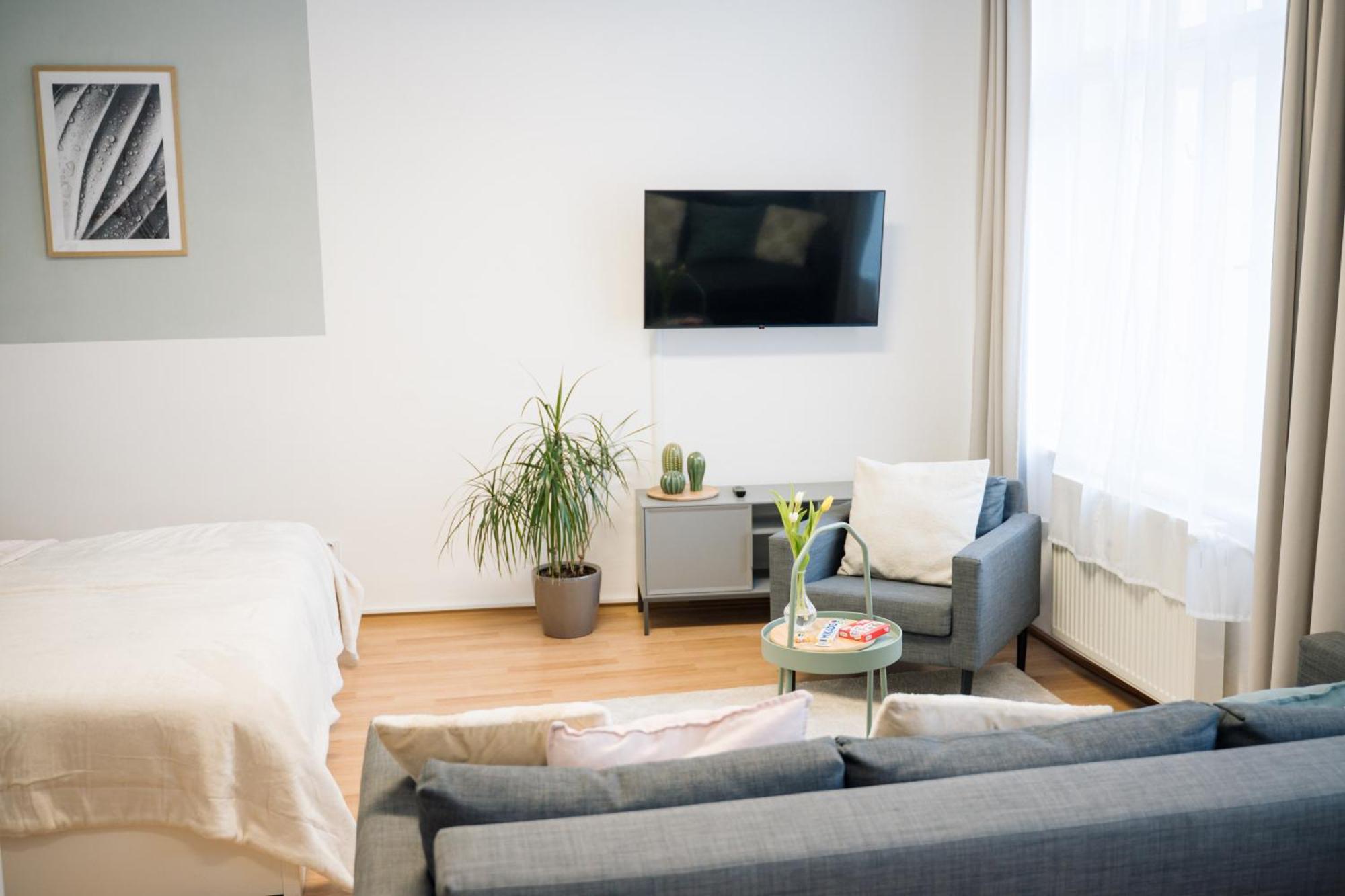 7 Nights Apartments Dominikanske N. Бърно Екстериор снимка