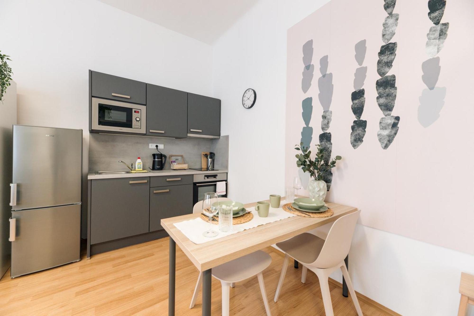 7 Nights Apartments Dominikanske N. Бърно Екстериор снимка