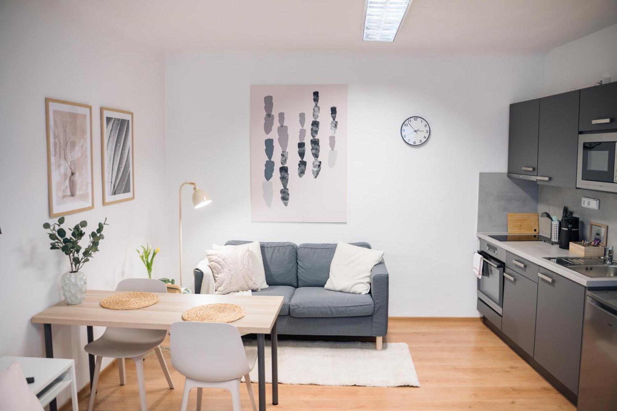 7 Nights Apartments Dominikanske N. Бърно Екстериор снимка