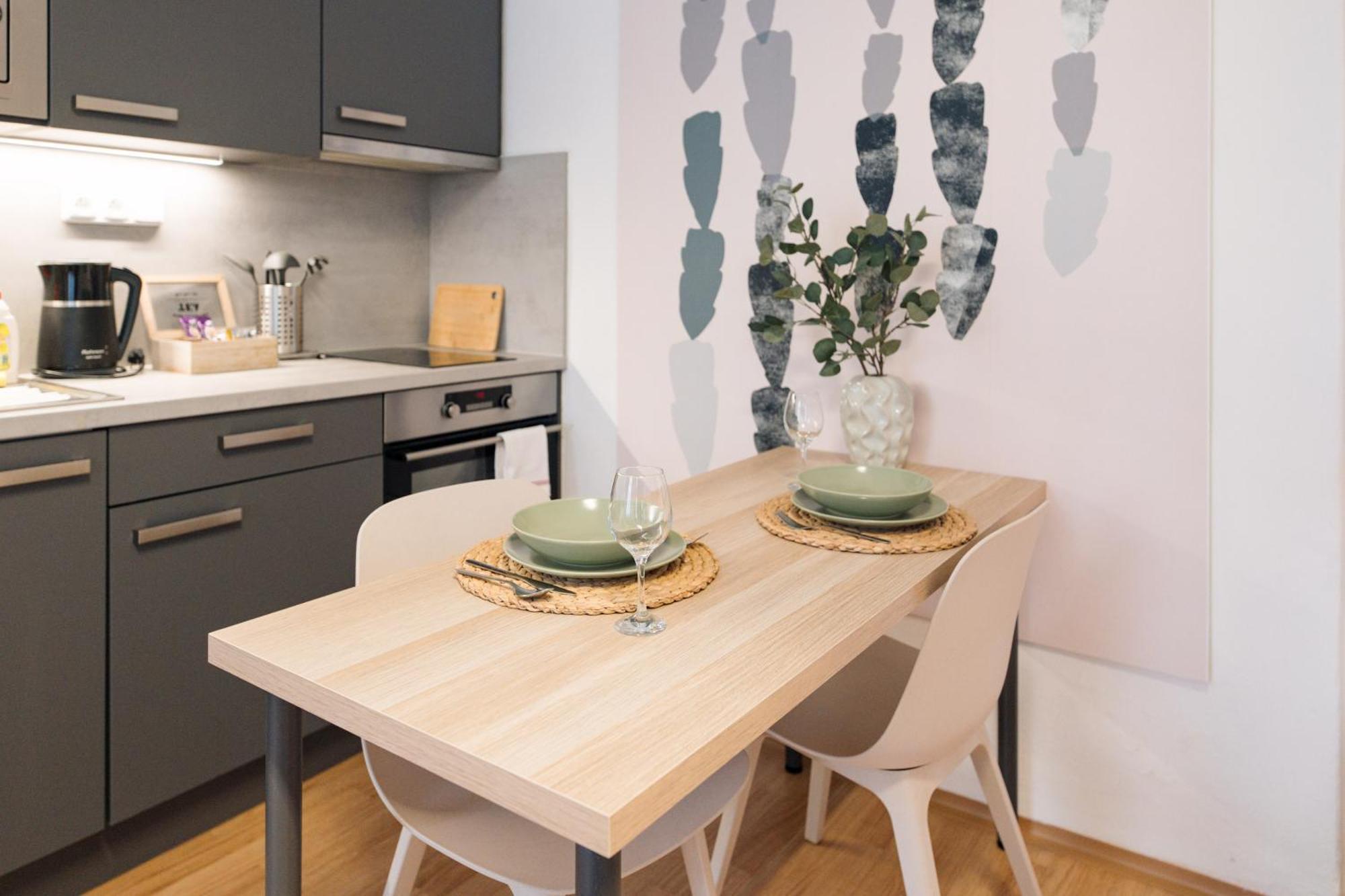7 Nights Apartments Dominikanske N. Бърно Екстериор снимка