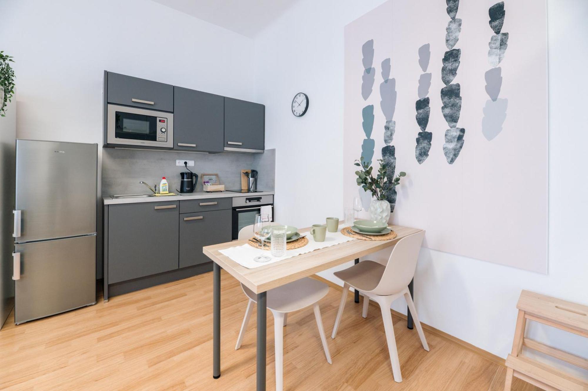 7 Nights Apartments Dominikanske N. Бърно Екстериор снимка