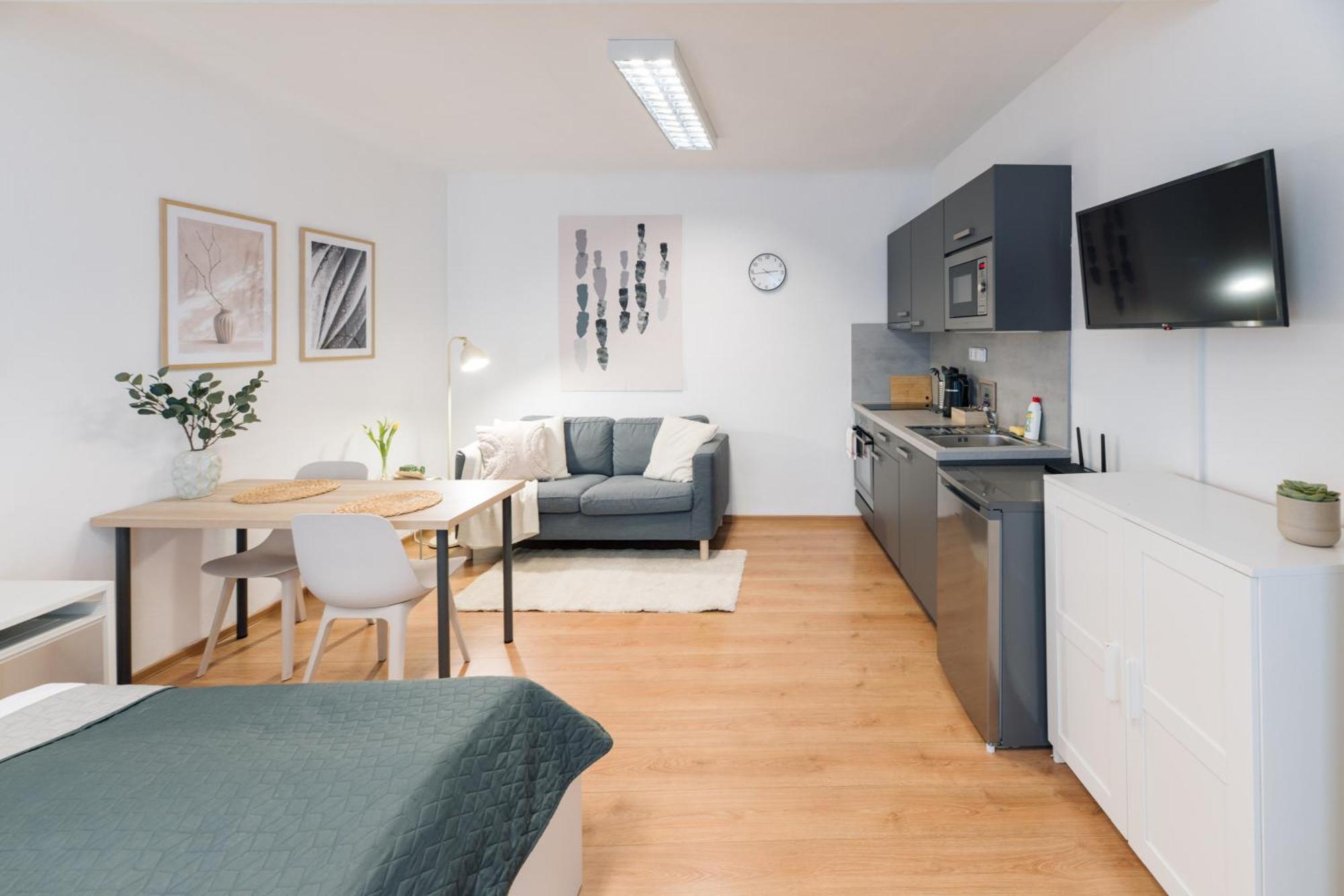 7 Nights Apartments Dominikanske N. Бърно Екстериор снимка